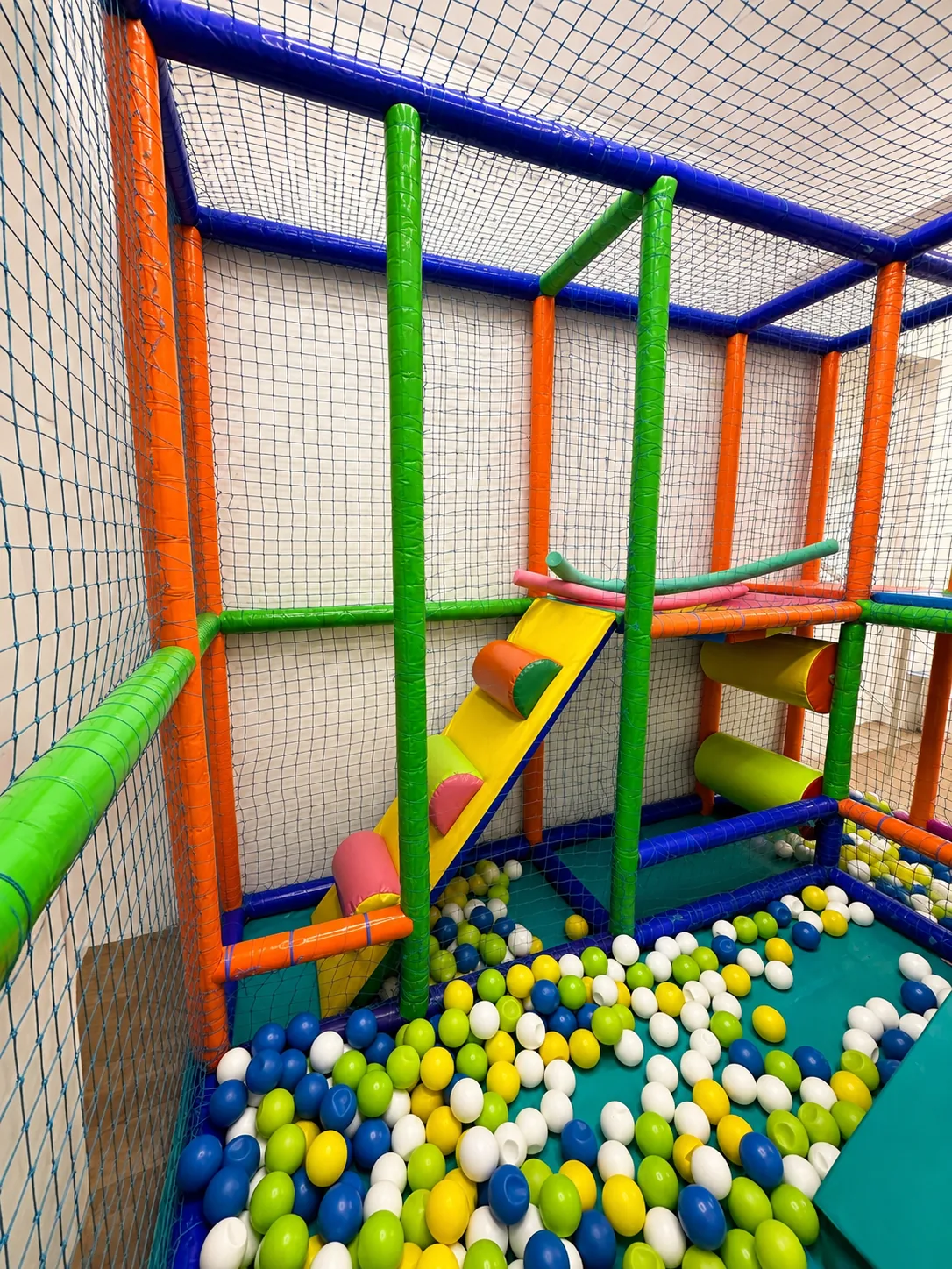 Zona de juegos con parque de bolas en la Sala Txiki de Espacio I3J
